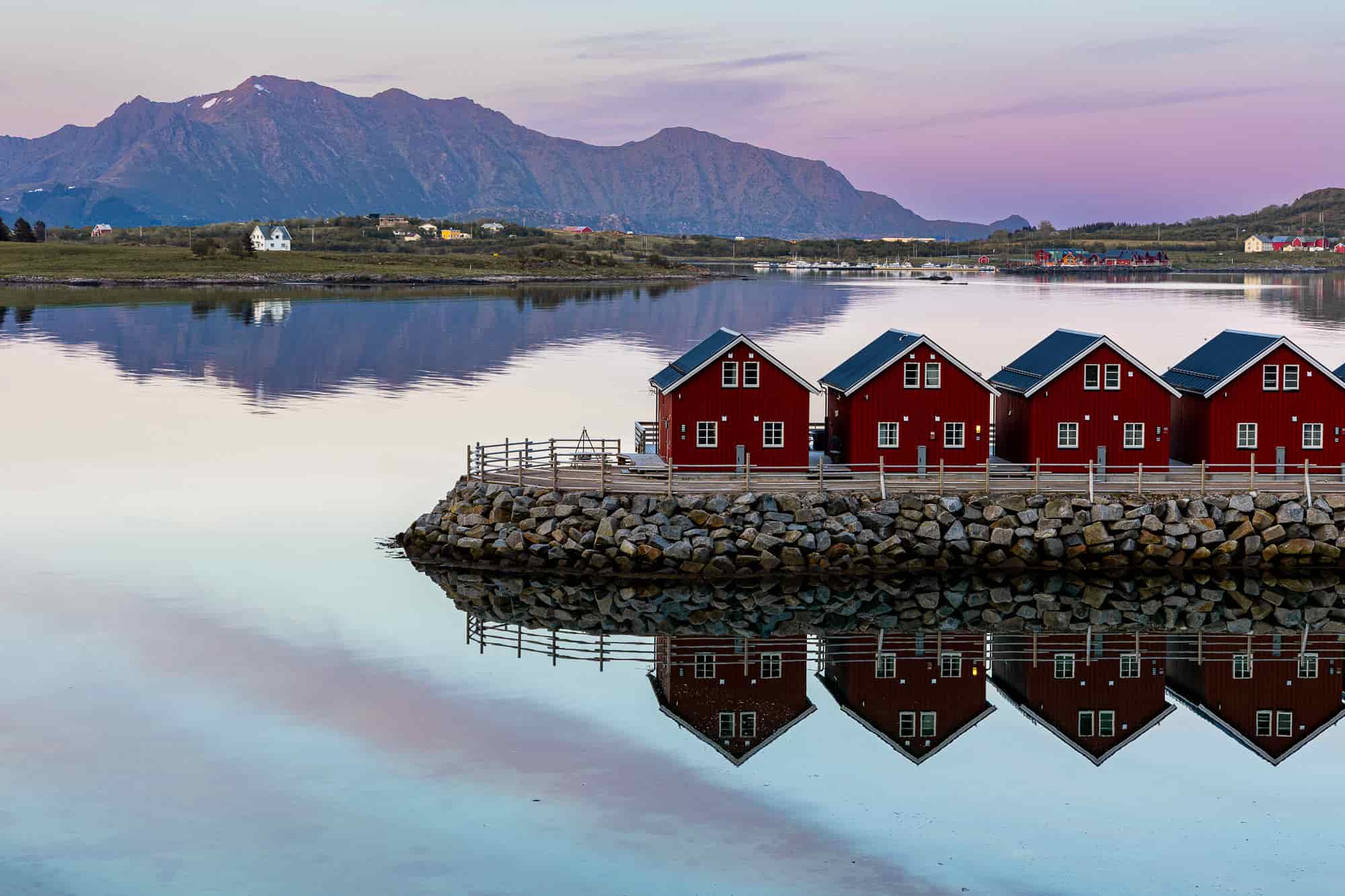 The atmosphere in the middle of the night: as bright as day and as quiet as a mouse