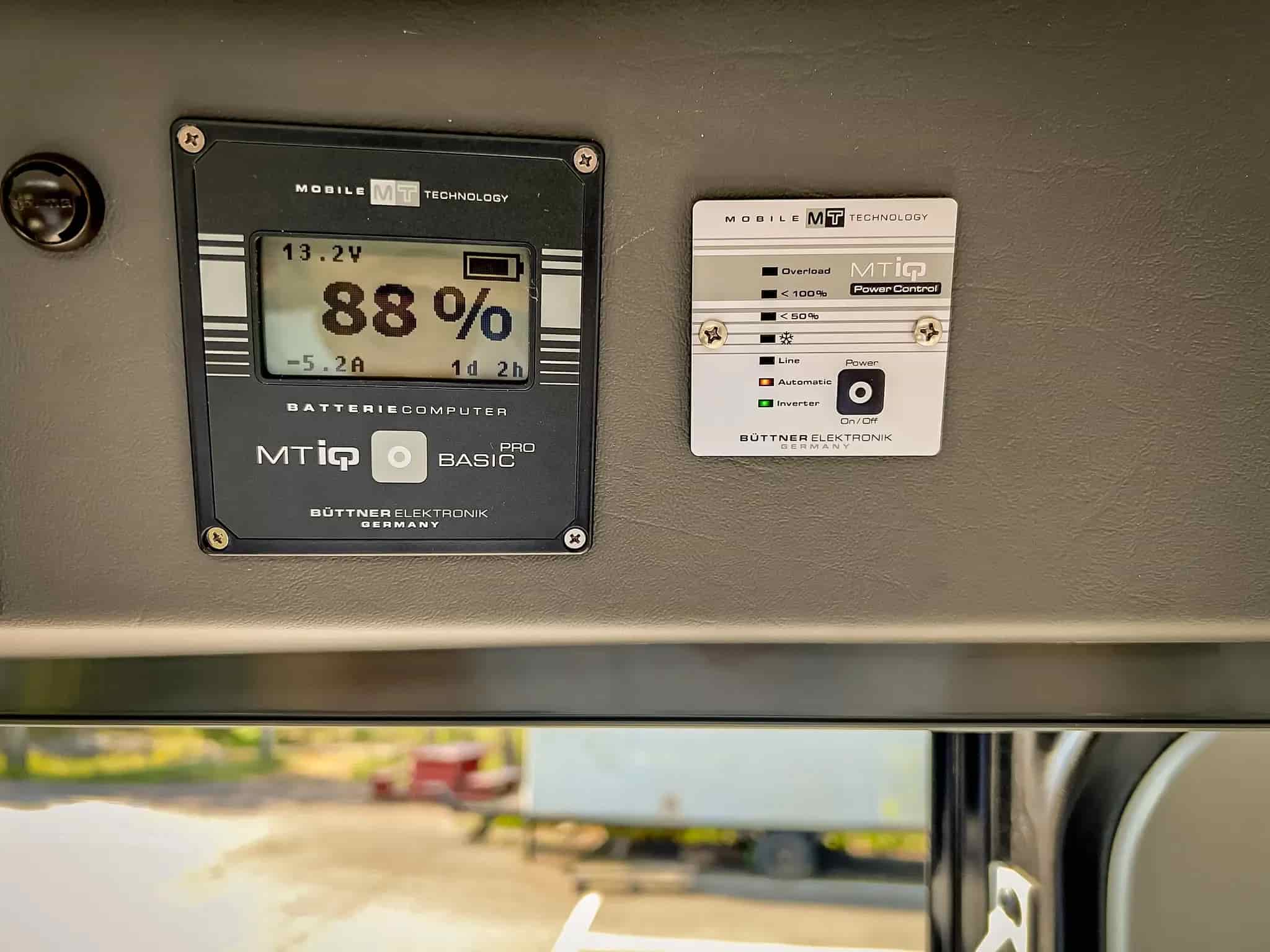 A good power supply in the van is important – not only for operating the WLAN router, but also for charging the laptop, smartphone & Co.