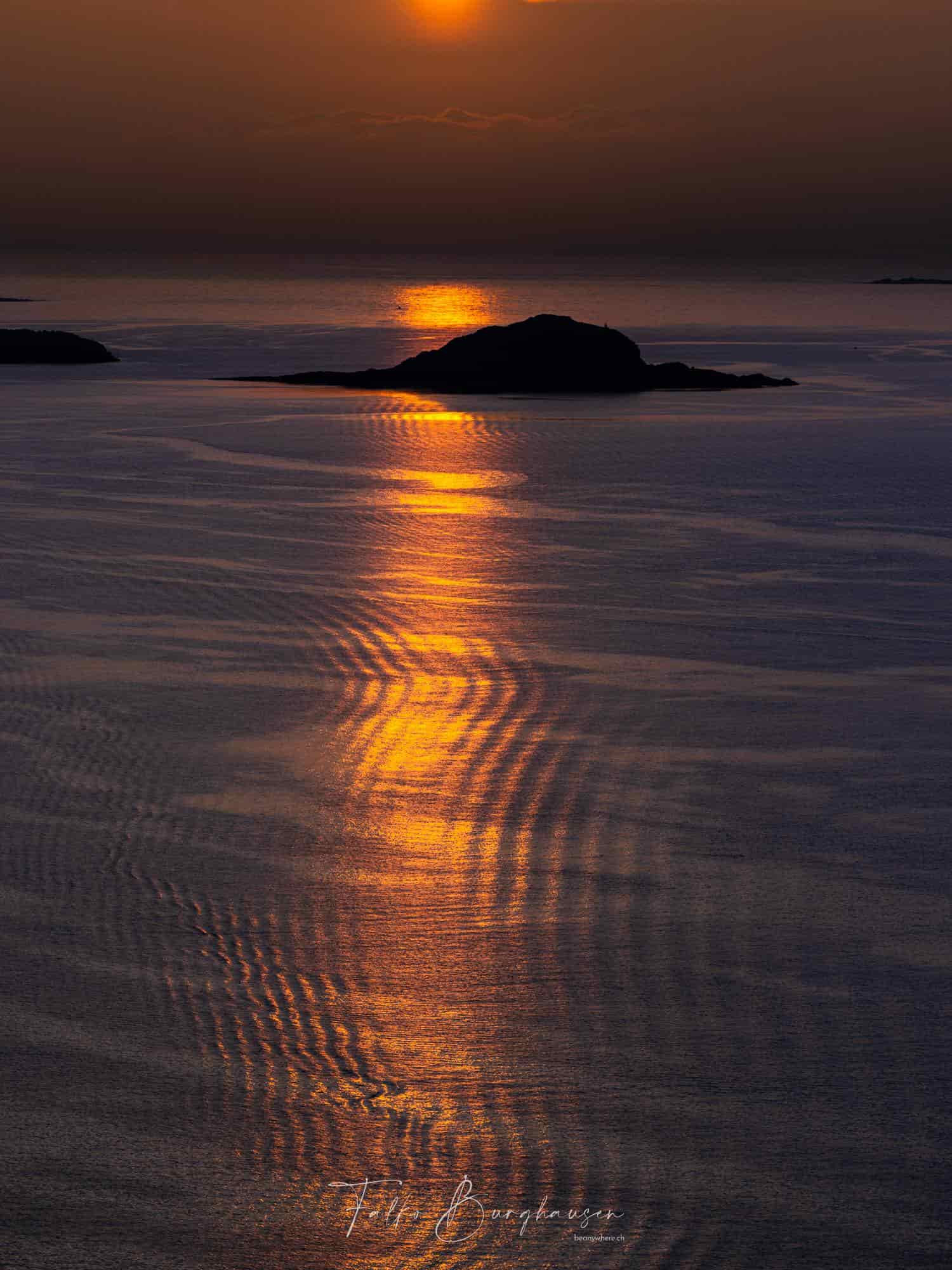 Shimmering waves of light