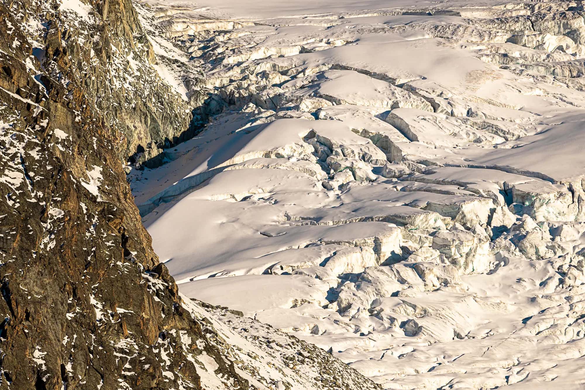 Zunehmende alpine Gefahren sowie Unberechenbarkeiten und kürzere Zeitfenster für hochalpine Touren sorgen bereits heute für erschwerte Bedingungen beim Bergsteigen.