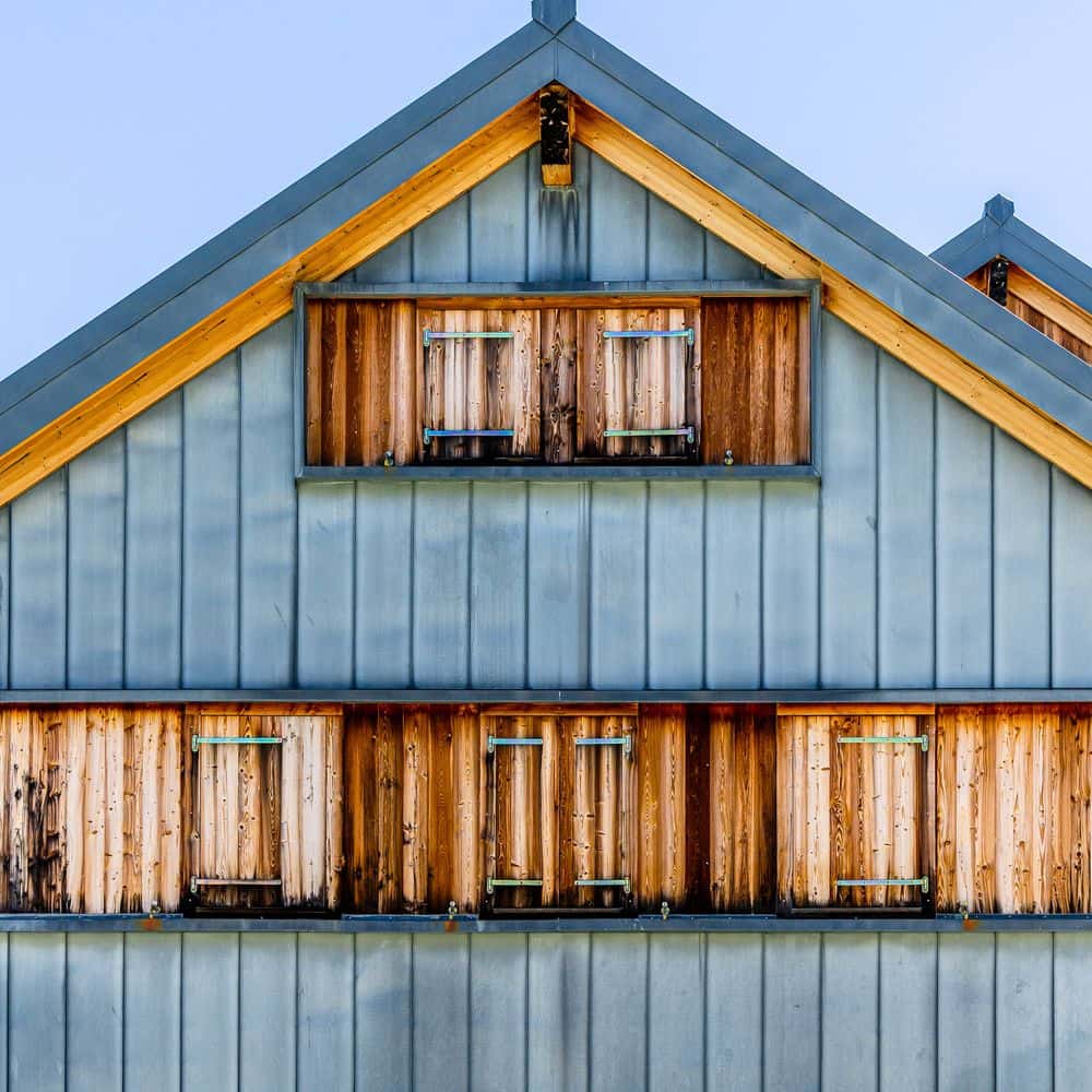 The Cabane de Prafleuri is located just a few meters below the Col des Roux.