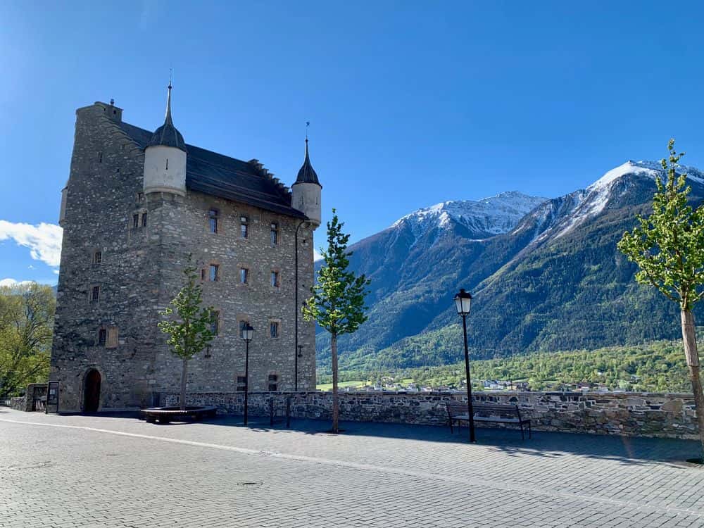Das Schloss von Leuk wacht über dem Rhônetal.