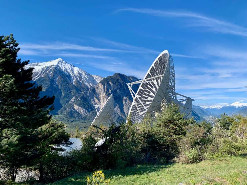 Aus der Nähe wirkt die Satellitenanlage bei Leuk noch eindrücklicher mit ihren riesigen Schüsseln.