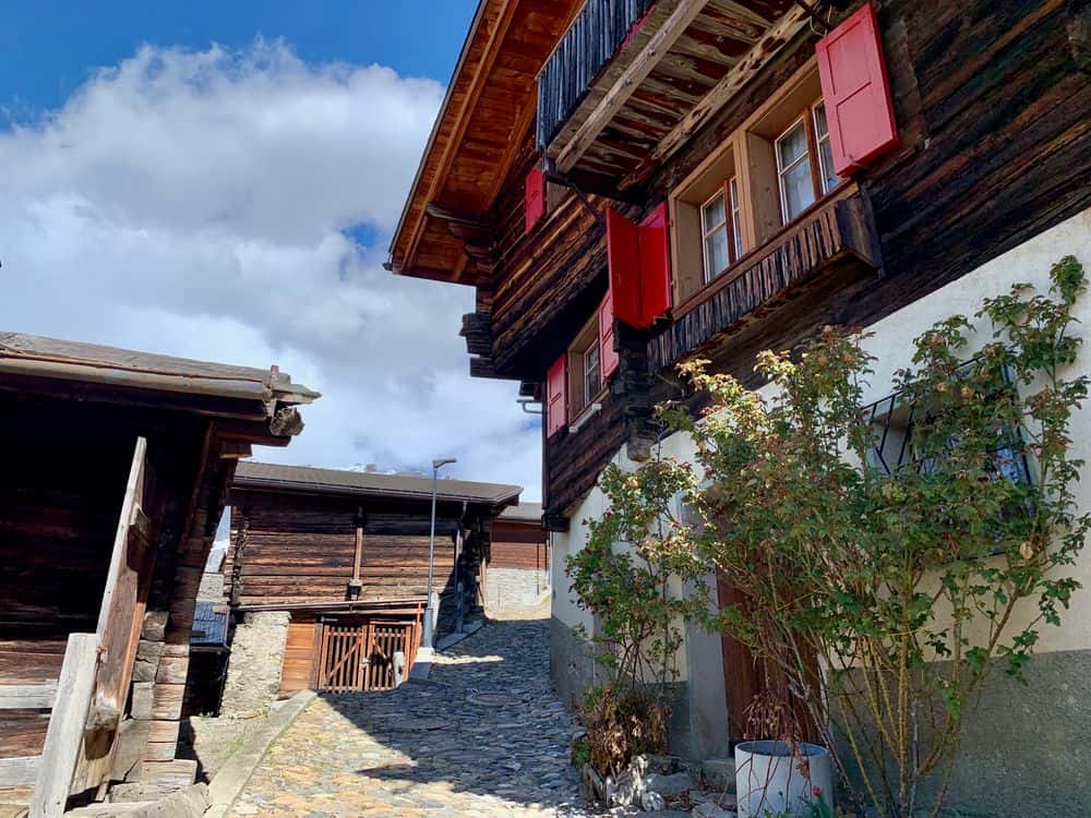 Das Dorf Albinen liegt hoch über dem Rhônetal und besticht durch seine urigen Häuser.