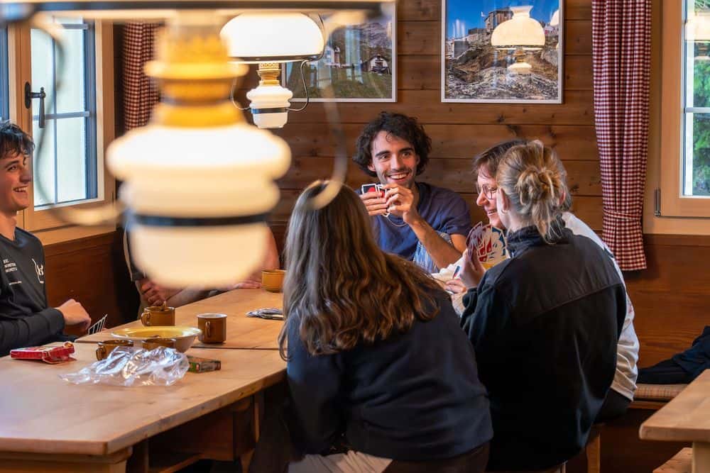 Gemütliche Hütteabende laden zum Austausch und entspanntem Beisammensein ein