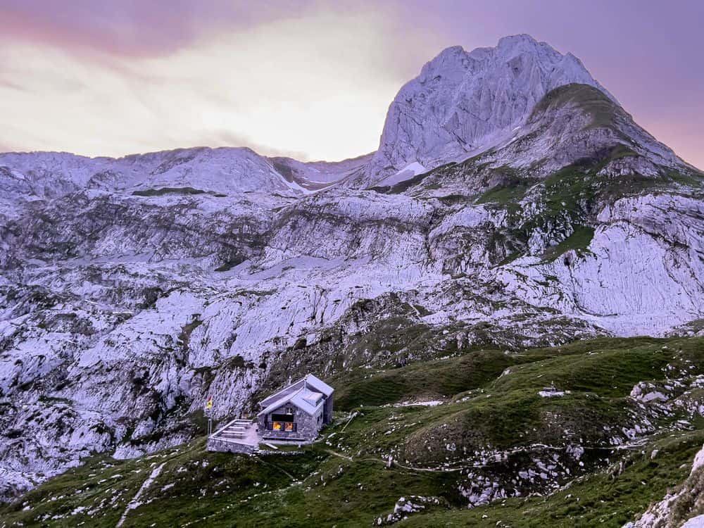Berghütten bieten oftmals einmalige Ausblicke in die Bergwelt
