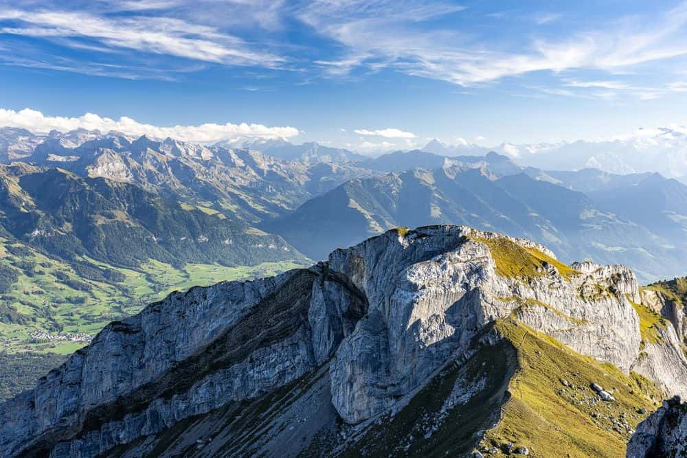 Die Ausblicke vom Gipfel in alle Himmelsrichtungen sind einzigartig