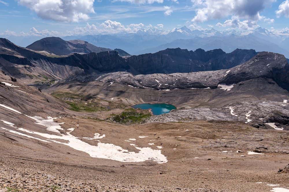 Wilde Gebirgslandschaft wartet auf dem Weg zum Sanetschpass.