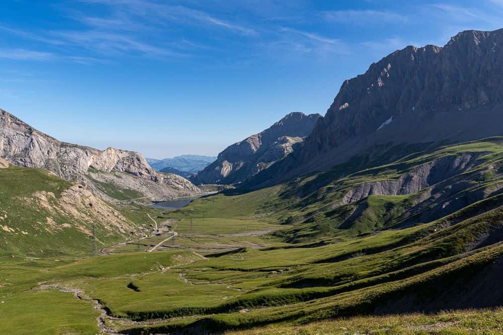 Das Ziel in Sicht: Die grünen Wiesen rund um den Sanetschsee.