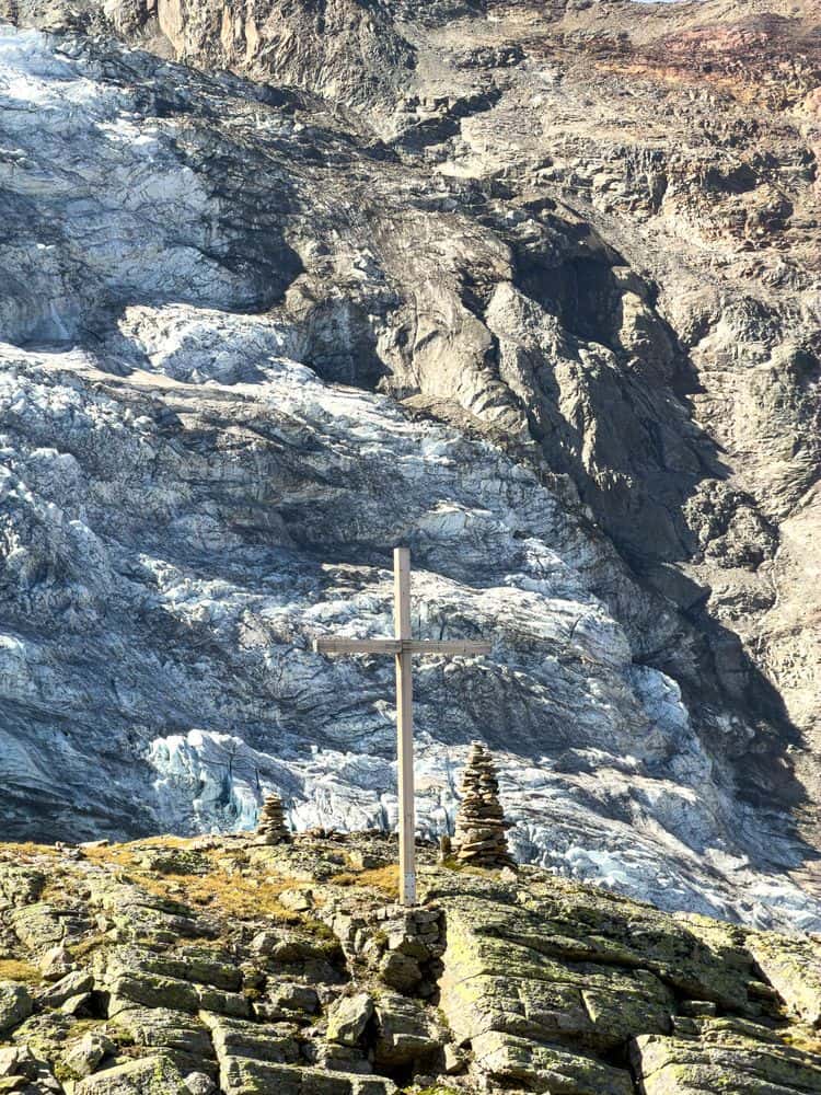 Abwechslungsreicher Hüttenzustieg mit eindrücklicher Aussicht auf die umliegenden Gletscher
