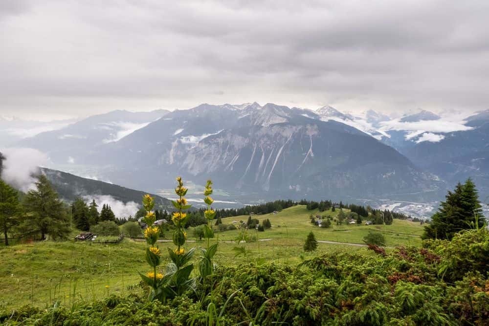 Far-reaching views high above the Rhône valley. The Walliser Sonnenweg with a few clouds in the sky for once.