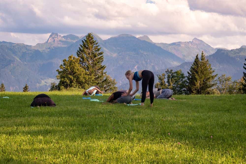 Morning yoga session, stretching session during the trail run or yoga in the afternoon: you decide when