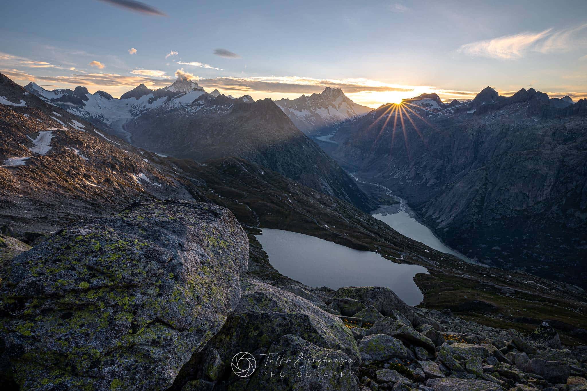 Golden peaks of silence
