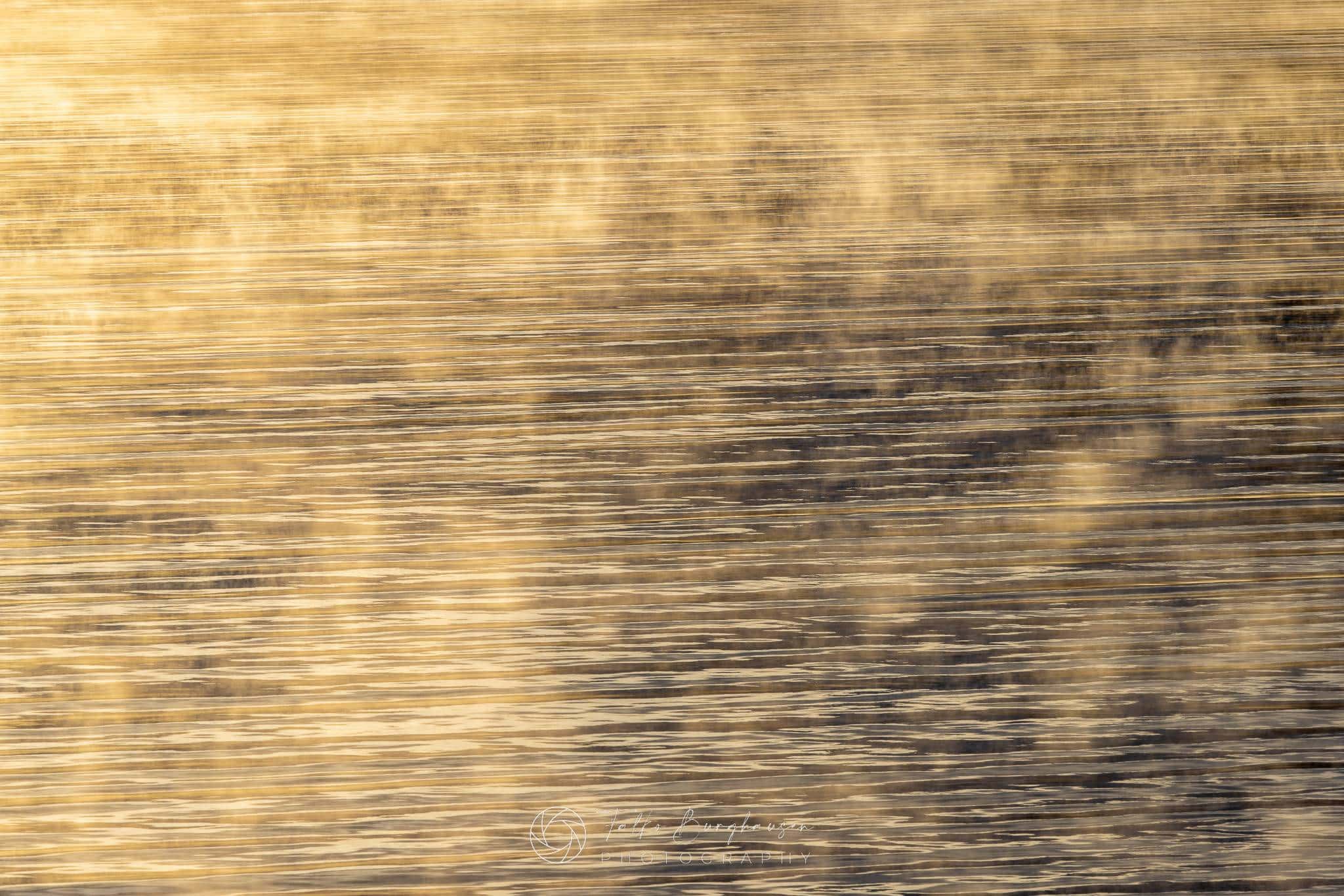 Goldenes Wasser