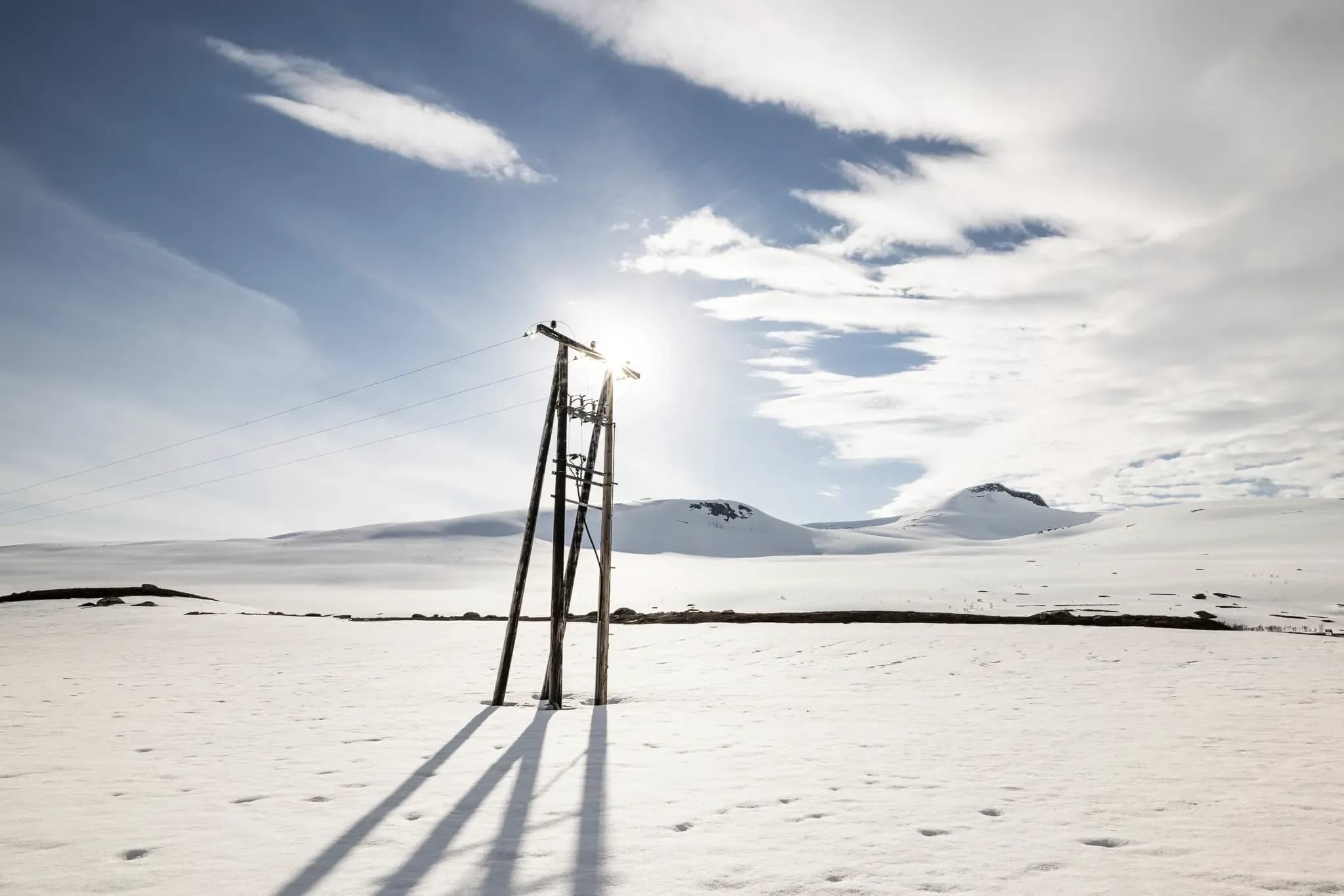 Crossroads between night and day: the Arctic Circle at latitude 66 – north of it, electricity costs drop thanks to the midsummer night