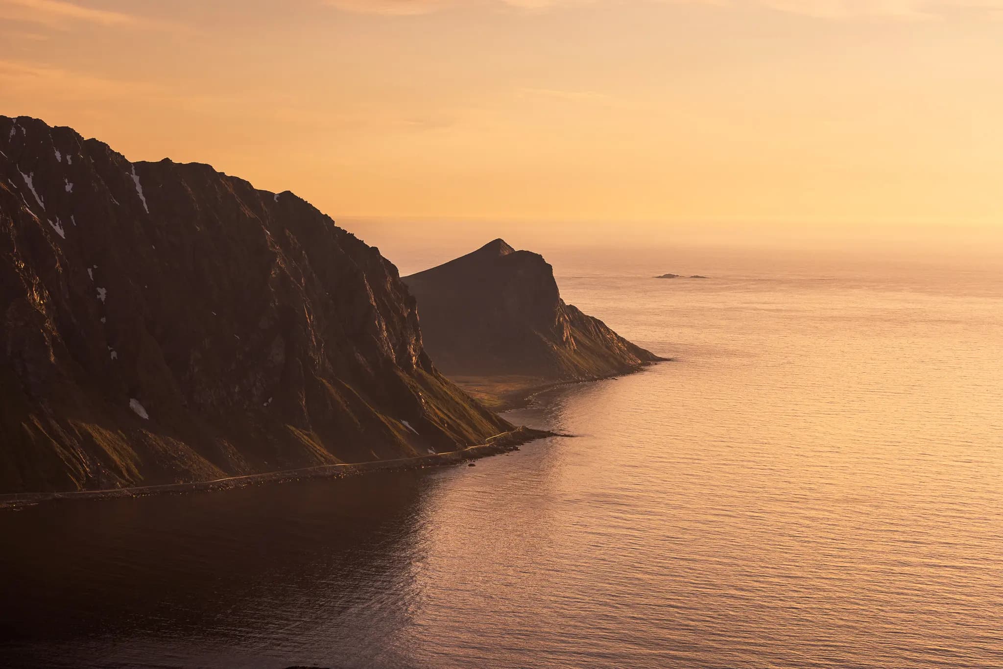 Goldenes Licht im Überfluss: die Mitternachtssonne auf den Lofoten taucht die atemberaubende Landschaft stundenlang in ein weiches, warmes Licht