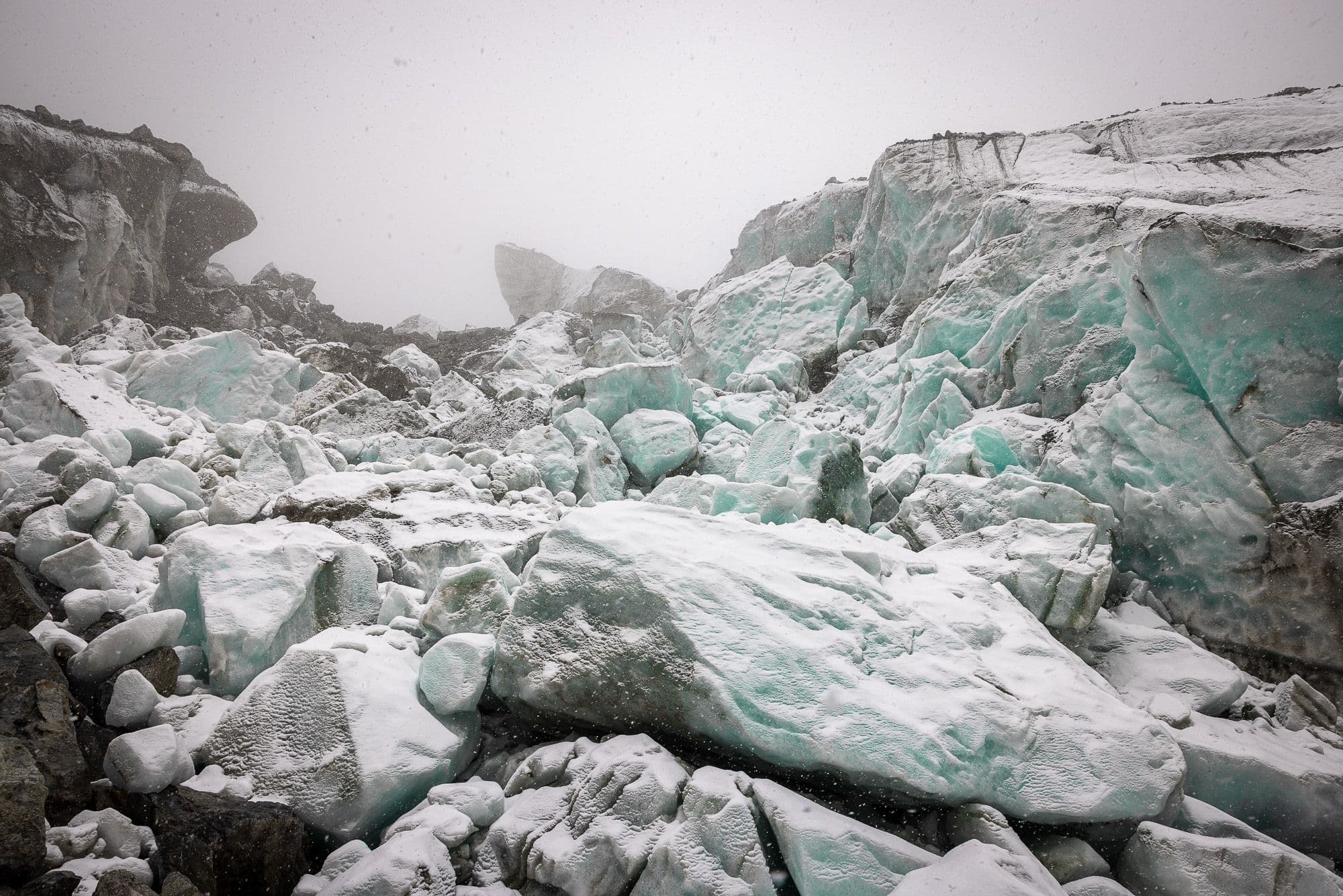 Ein schwaches Erdbeben reichte aus: die eingestürzte Eishöhle im September 2022, nur noch ein Trümmerfeld aus Eis und Fels.