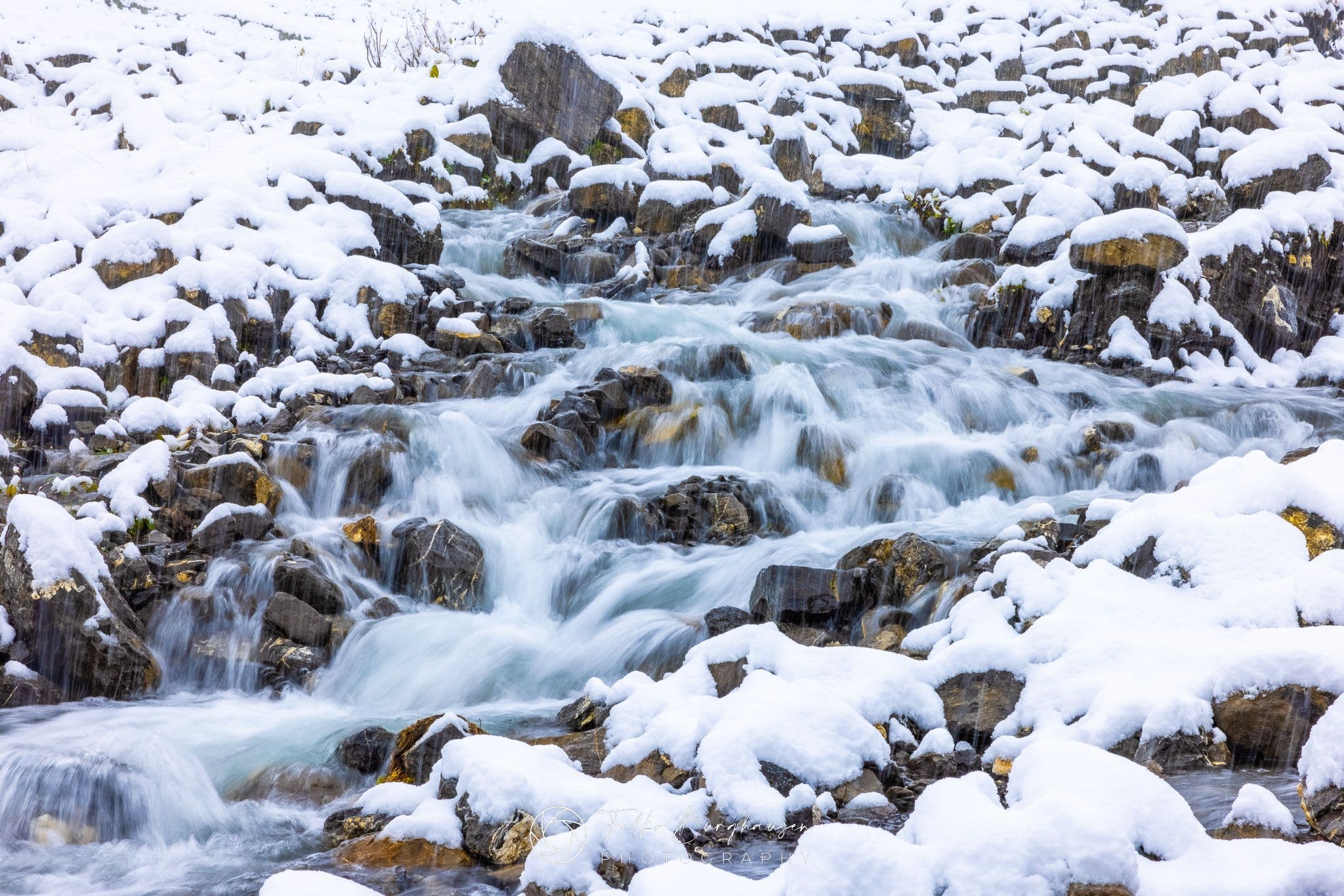 Winterlicher Gebirgsbach