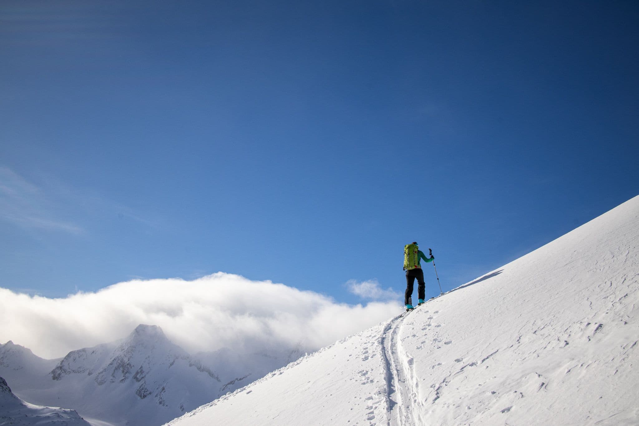 Sonne, Wind, nasser Schnee. Gedanken, Bewegung…