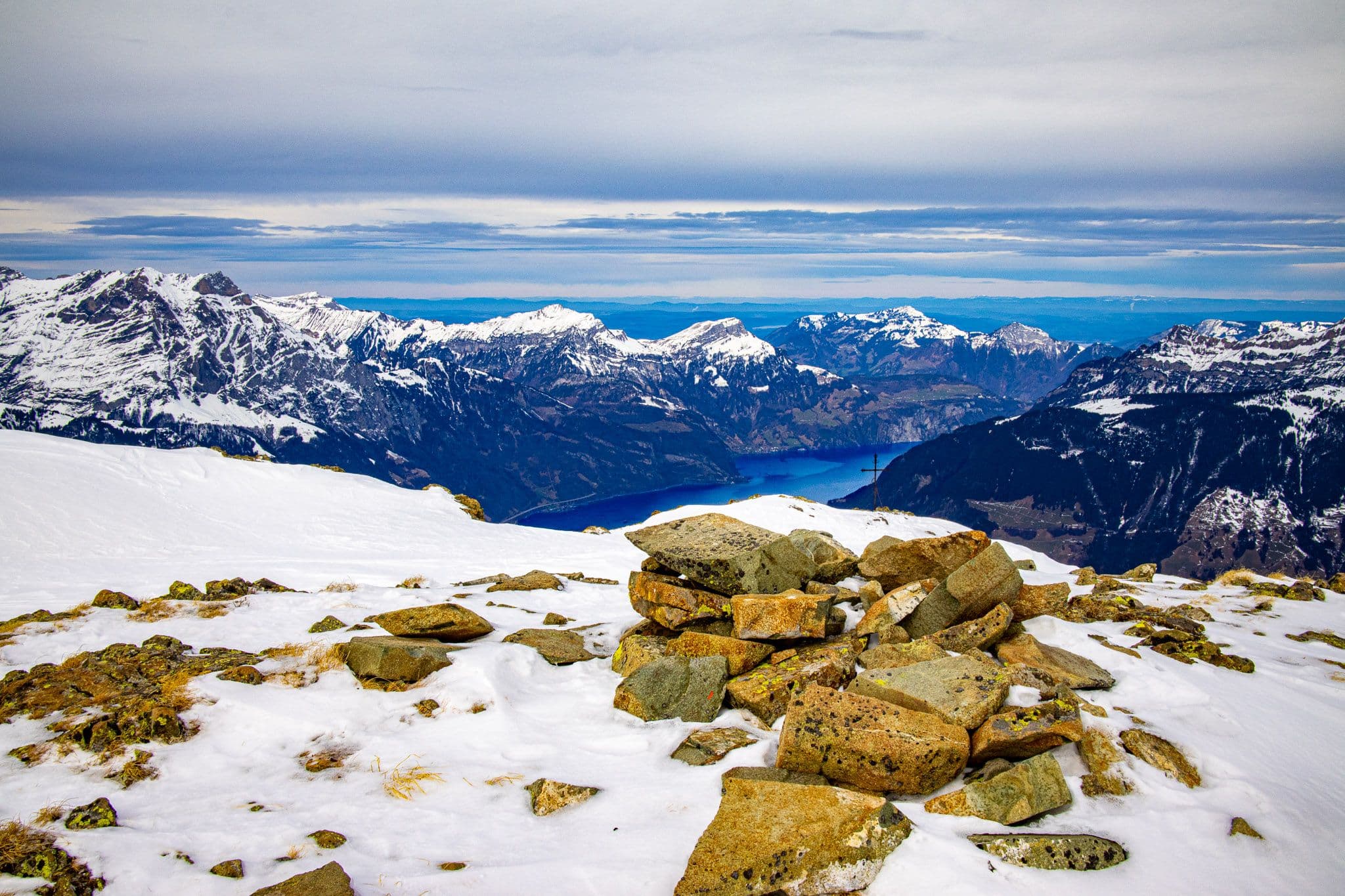 Tiefblicke auf den über 2000 Meter tiefer gelegenen Vierwaldstättersee.