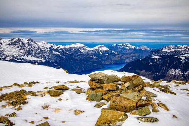 Tiefblicke auf den über 2000 Meter tiefer gelegenen Vierwaldstättersee.