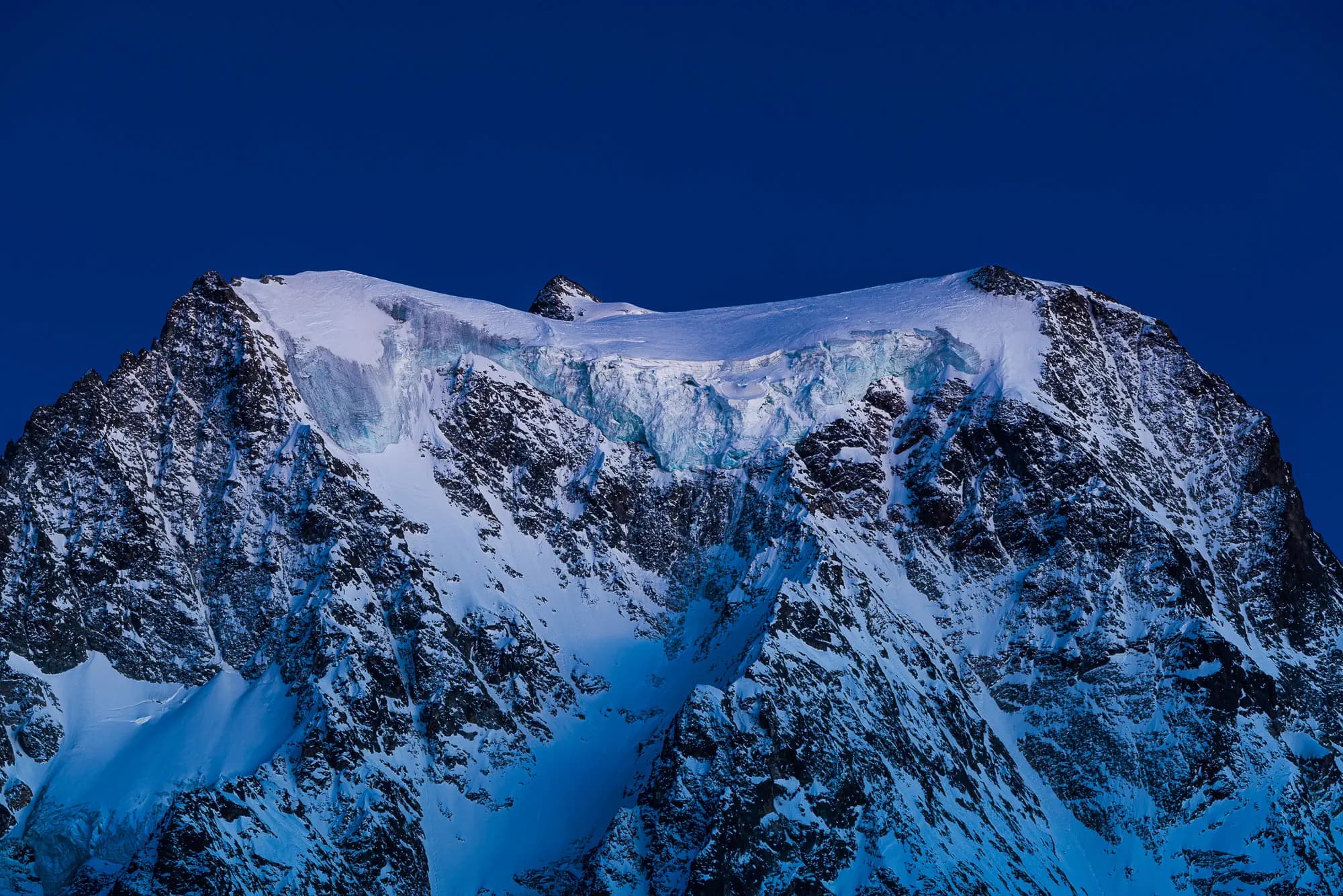Vergletschertes Gipfelplateau des Mont Collon im Wallis