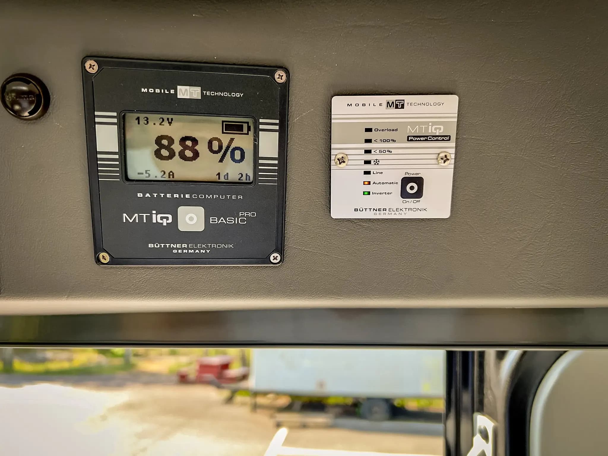 A good power supply in the van is important – not only for operating the WLAN router, but also for charging the laptop, smartphone & Co.