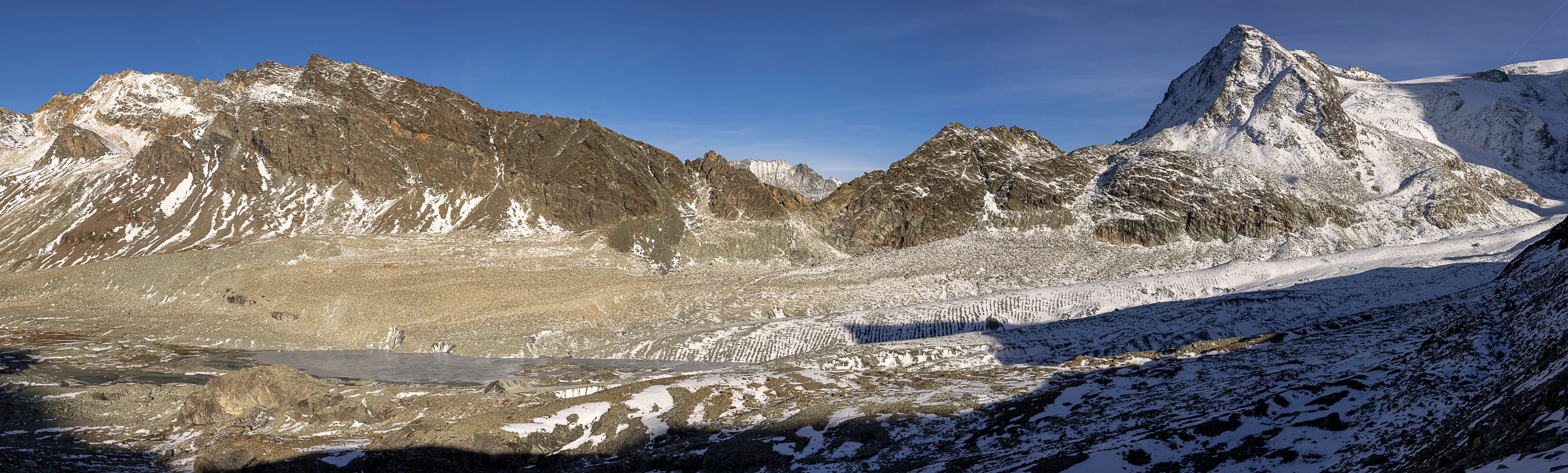 Der Glacier de Cheilon nach dem ersten Schneefall im Herbst, gegenüber der 2854 Meter hohe Pas de Chèvres.