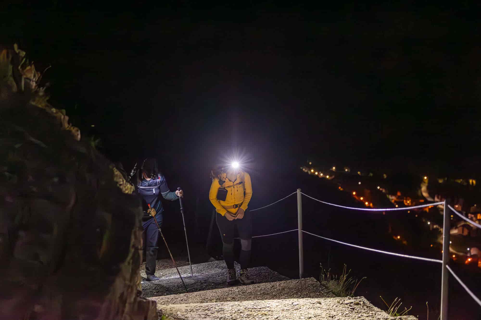 What is a visual challenge during the day can be perfectly doable at night: night hike at the Gemmi on the exposed and airy Gemmi path